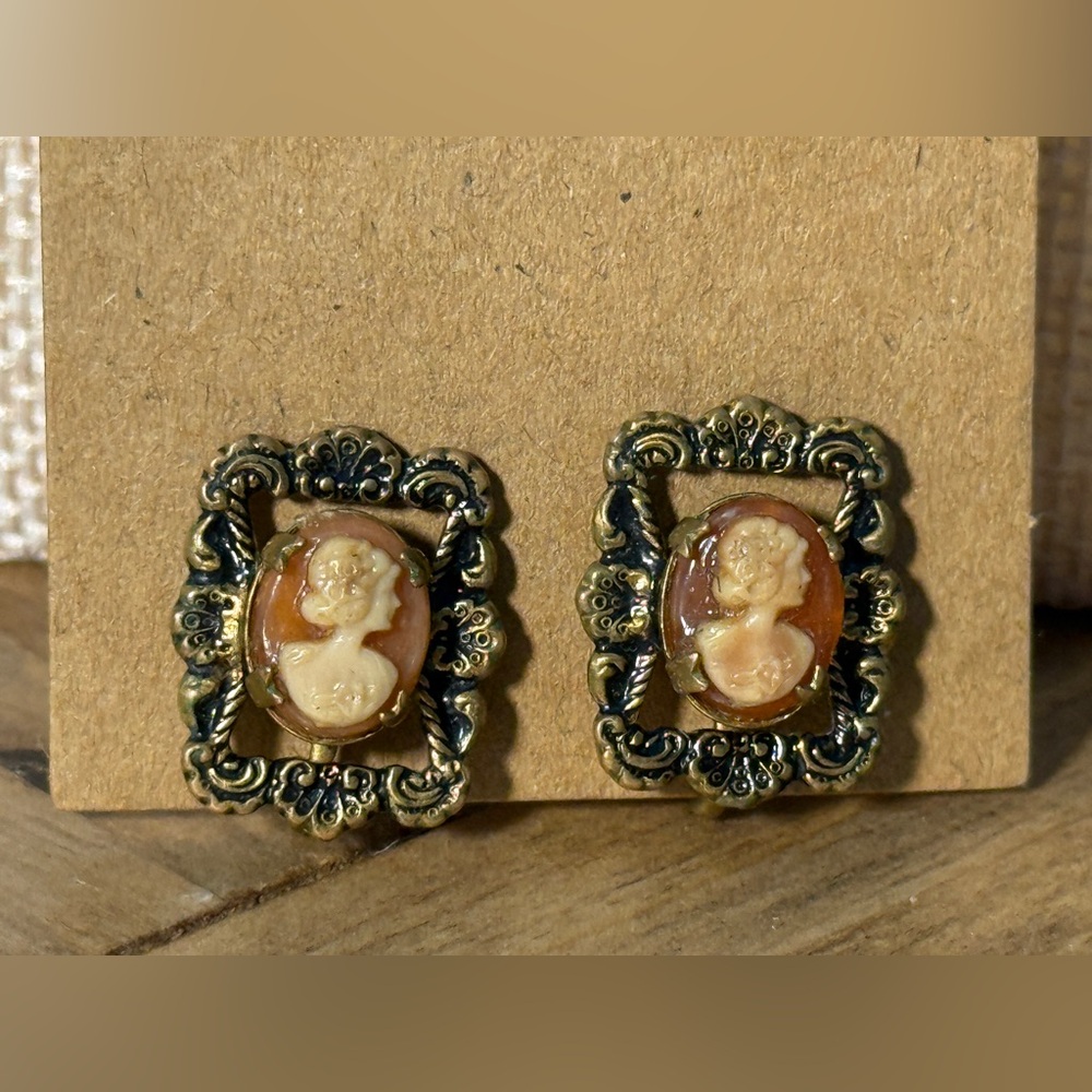 Vintage cameo screw back clip on women’s earrings